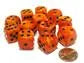 Chessex 16mm d6 med pips Tärningsblock (12 Tärningar) - Vortex Orange med svart